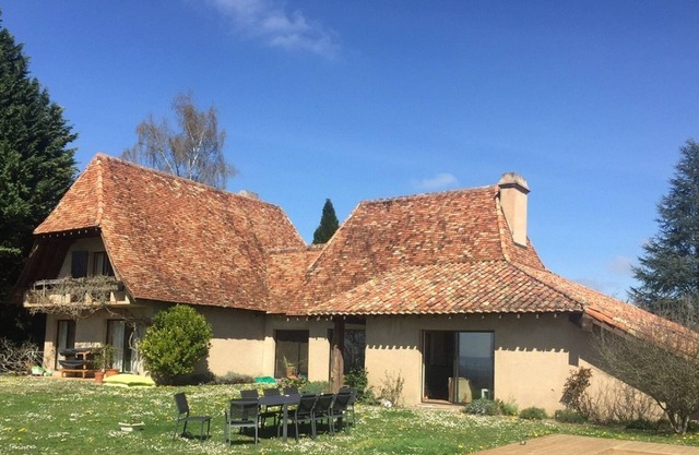 Villa 400 m² with garden of 6000 m² and pool