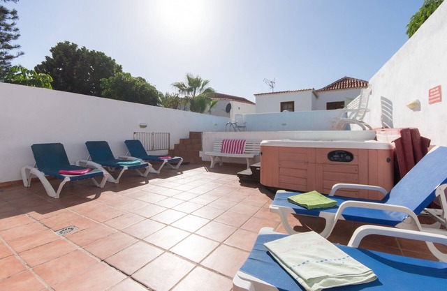 Villa Americas. Beautiful 6 Bedroom Villa. Private Heated Pool