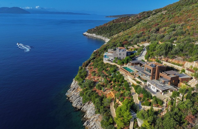Villa Arkoudaki: Luxurious 8-Bedroom Escape with Infinity Pool & Sea Access