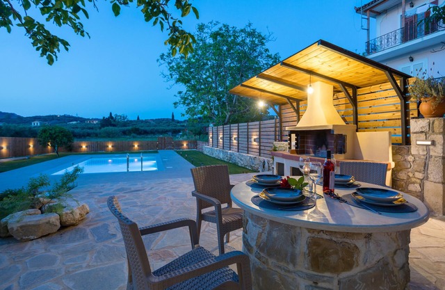 Villa "Athina's House" with Mountain View, Pool & Wi-Fi