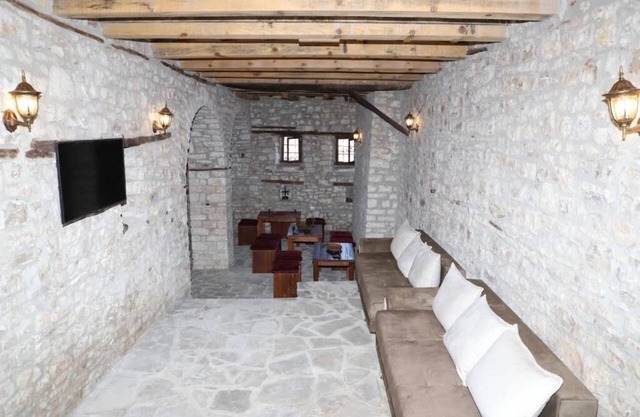 Villa Athina: Three Bedrooms Villa in Berat Castle - Since 1741