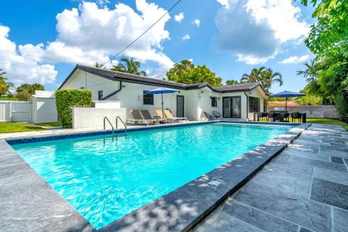 Villa Aura Heated Pool 4 Bedrooms 5 minutes to the Ocean