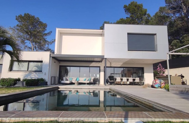 Villa Avec Hammam, Jacuzzi, Piscine et Ascenseur sur 2000m2 de Jardin Paysagé