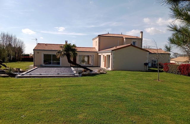 Villa Avec Piscine Chauffée a la Campagne