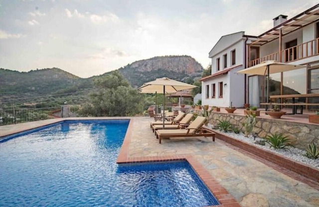 Villa Aylin- 3 br w/sea view and heated pool