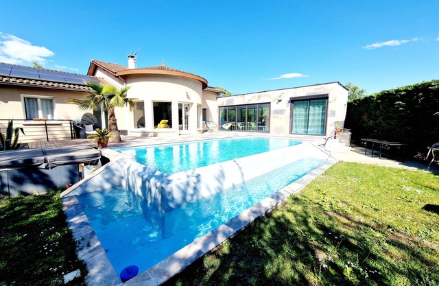 Villa banks of the Saône in Collonges-Mt-d'Or: Swimming pool, Chalet and Garden