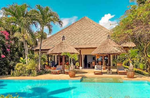 Villa Bidadari, beachfront, 3 Bedrooms w/ensuite baths, private pool and staff