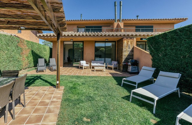 Villa Brenda Torremirona Resort with Shared Pool, Garden, Terraces, BBQ & Wi-Fi