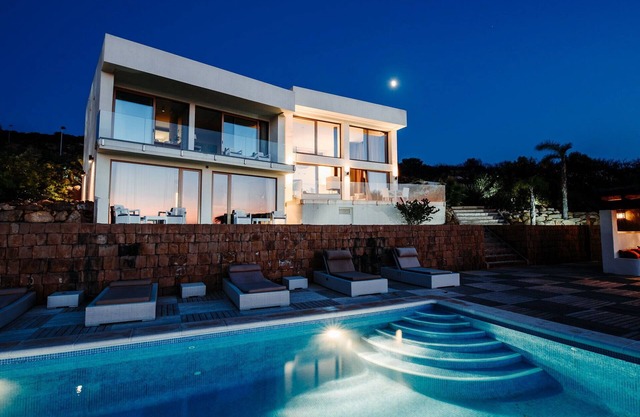 Villa built 2016, heated Pool, jaccuzzi, stunning views.