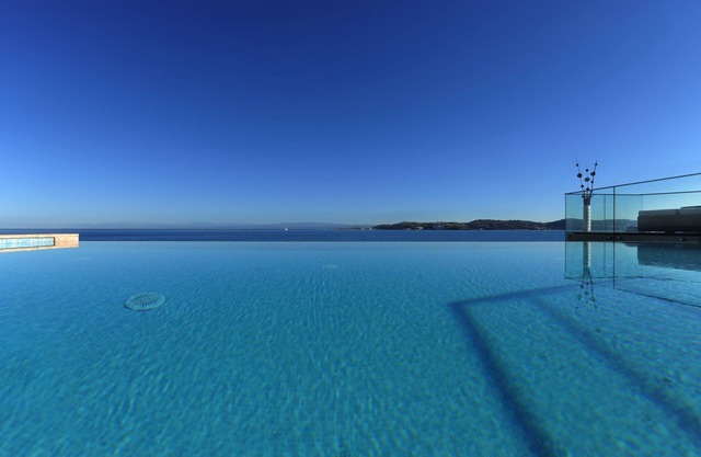 Villa Cablex III/oasis of calm with heated pool jacuzzi and sauna