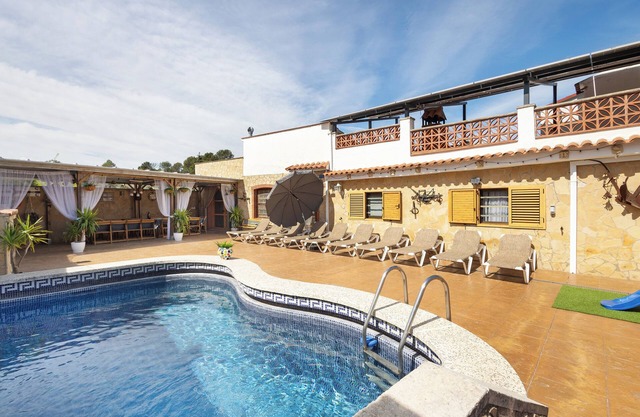 Villa 'Cal Ramon for 15 people' with private pool, Wi-Fi, and air conditioning