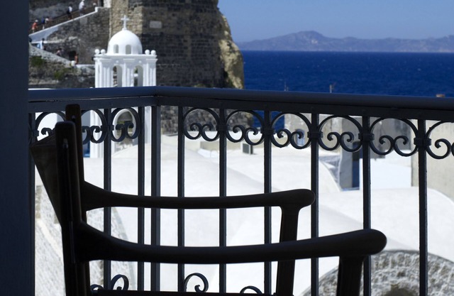 VILLA CALLIOPE A TOWNHOUSE ON A VOLCANIC ISLAND IN THE AEGEAN SEA