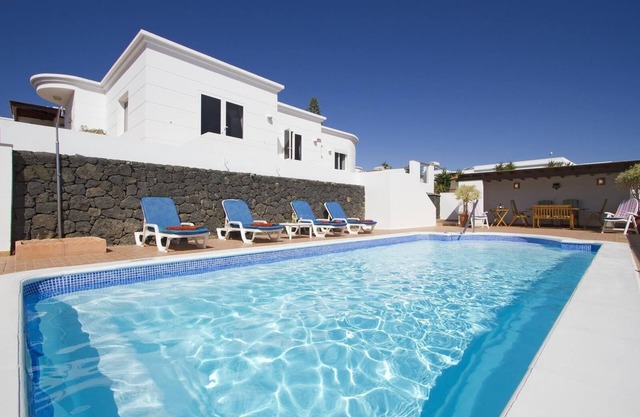 Villa "Casa McElroy" with Sea and Mountain Views, Private Pool, A/C & WiFi