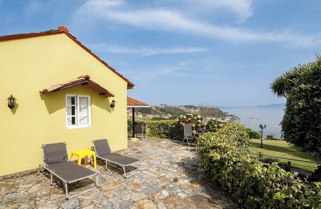 Villa "Casa Vieja de Bueu" with Mountain View, Wi-Fi, Garden & Terrace