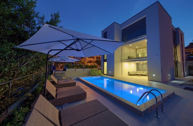 Villa Celeia - Luxurious ground floor apartment with heated pool in city centre of Krk