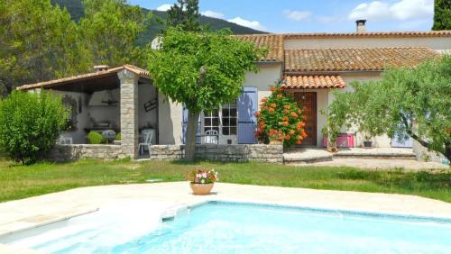 Villa Charmante à Pompignan avec Piscine et Jardin