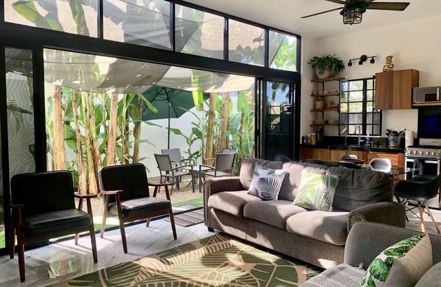 Villa Cocos, Modern Family Retreat, Cozy & Private just 3 Blocks from the Beach