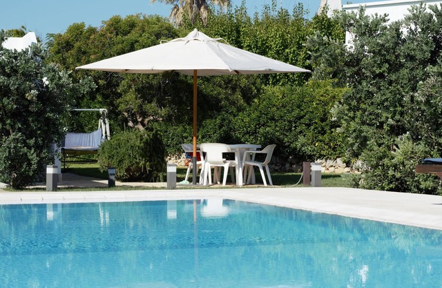 Villa con piscina a sfioro, a 100 metri dal mare di Rosa Marina di Ostuni.