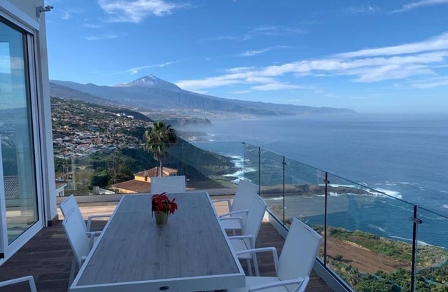 Villa 'Crystal Ocean Villa' with Sea View, Heated Pool & Wi-Fi