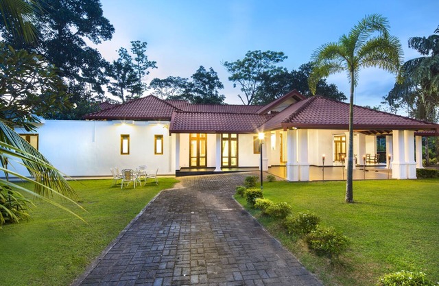 Villa Crystals - Private Luxury villa with pool close to Colombo city