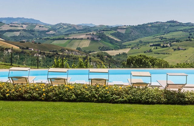 Villa delle Rose with pool in the hills of the Piceno, 20 minutes from the beach of Cupra Marittima
