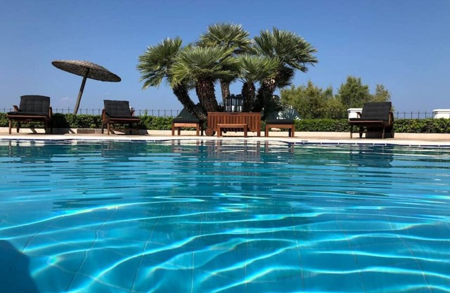 Villa Dolphin - Beachfront Maisonette with Pool