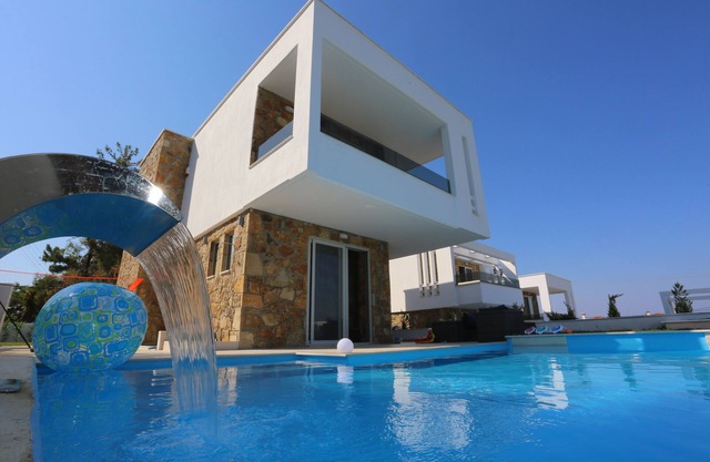Villa Douglas - Private Pool, BBQ, 4 Bdrms, View