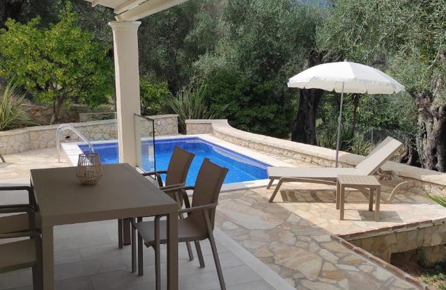 Villa Eleni - Deluxe apartment with Private Pool
