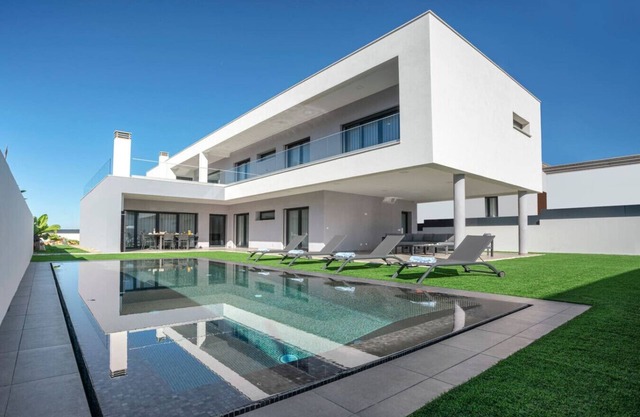 Villa Emma - Luxury 5 bedroom villa in Alvor with private Pool and Jacuzzi