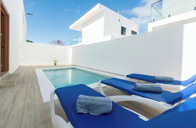 Villa espaciosa con 5 habitaciones, piscina, A/C, a 3 minutos de playa Bonita.
