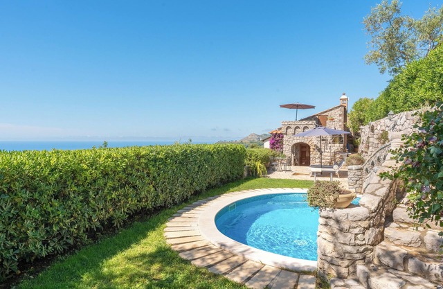 Villa Esposito - Rustic Family Home with Sea View