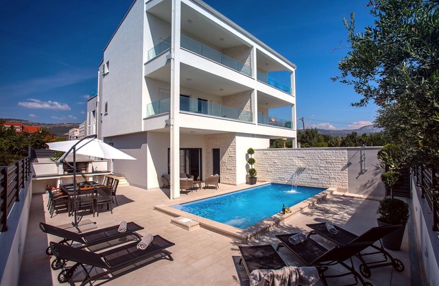 VILLA FILIP heated pool, sauna, 5 ensuite bedrooms, 30m from sea,