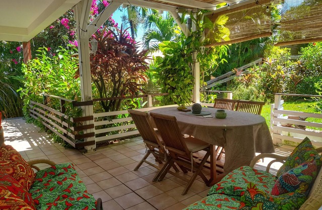 Villa Fleurs des Iles: PAPAY apartment, F2 with terraces and garden.