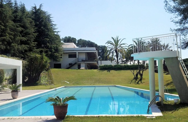 Villa for 24-28 with A/C, football pitch, beach, seaviews, close to Barcelona