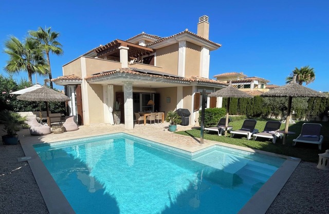 Villa for 6 people, with private pool, air conditioning, close to the beach