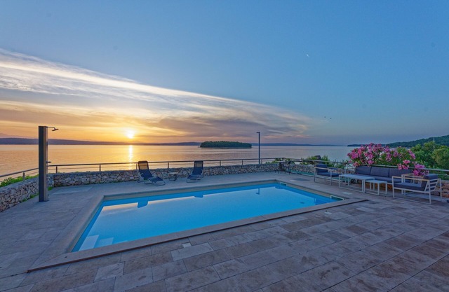 Villa for 6 people, facing the sea, pool, large terrace