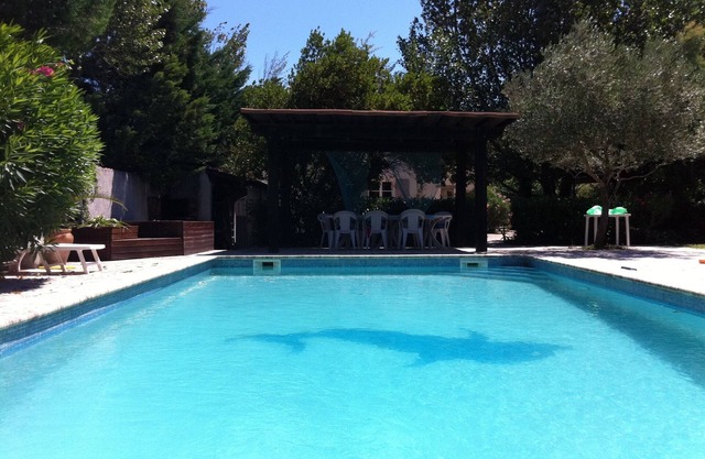 Villa for rent, large swimming pool, not overlooked, 5 minutes from Avignon