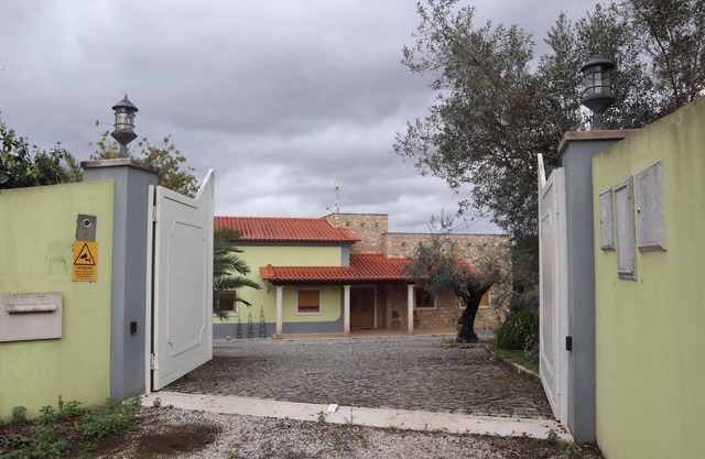 Villa for up to 18 people with swimming pool 10 minutes from the blue lake