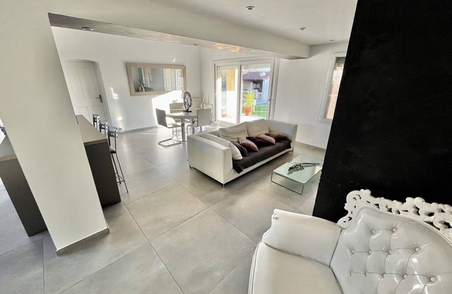 Villa with beautiful master suite and beautiful garden pool