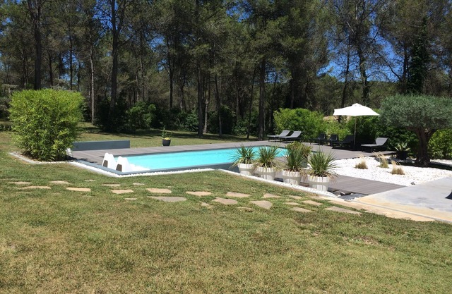 Villa with pool in the heart of the pine forest