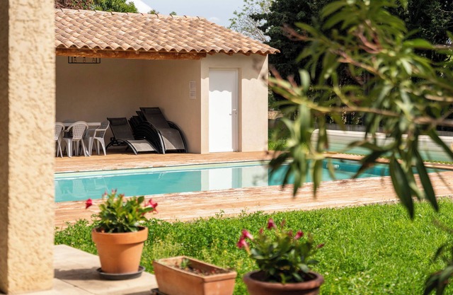 Villa 'Gîte Les Oliviers' with Private Pool, Wi-Fi and Air Conditioning