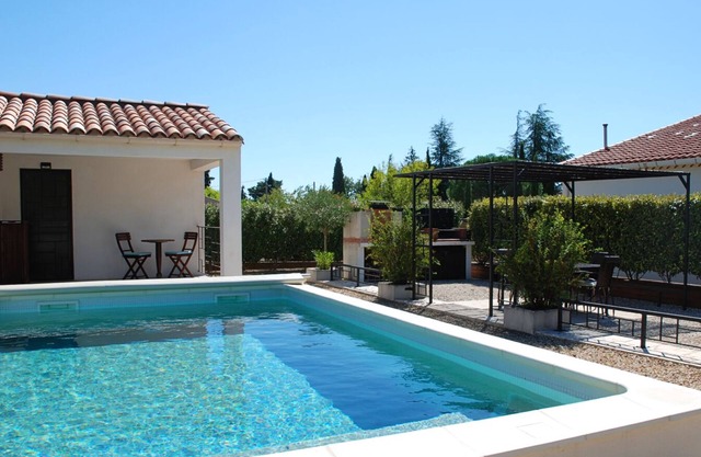 Villa 3 bedrooms, AC, private pool and garden in Uzès