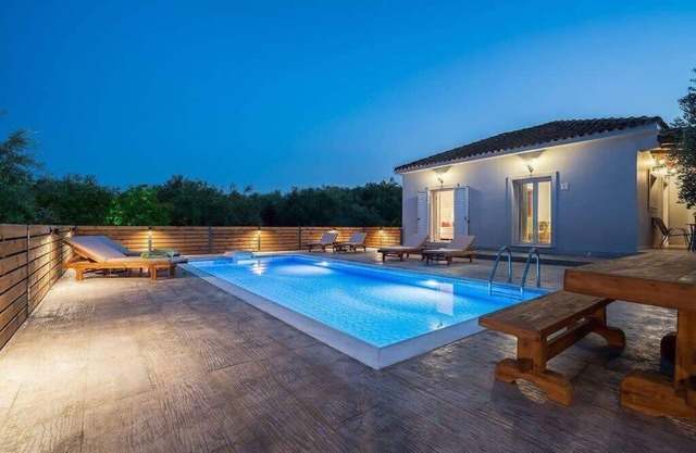 Villa Ftelia Private Pool Sleeps 9 Near Beach