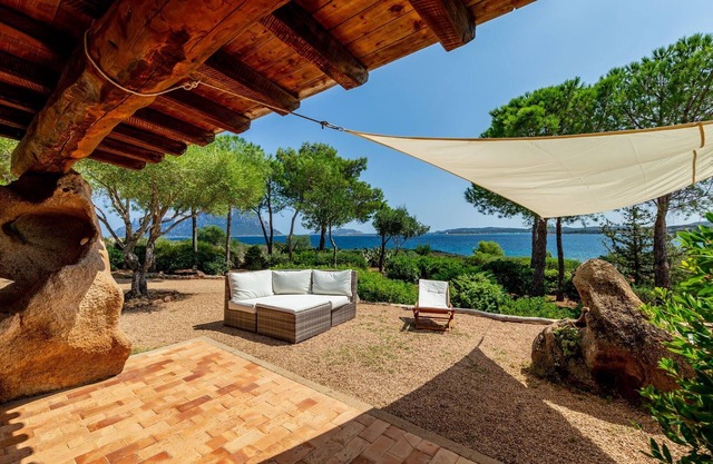 Villa Gaviel, private descent to lonely beach, scenic P. Istana, wifi