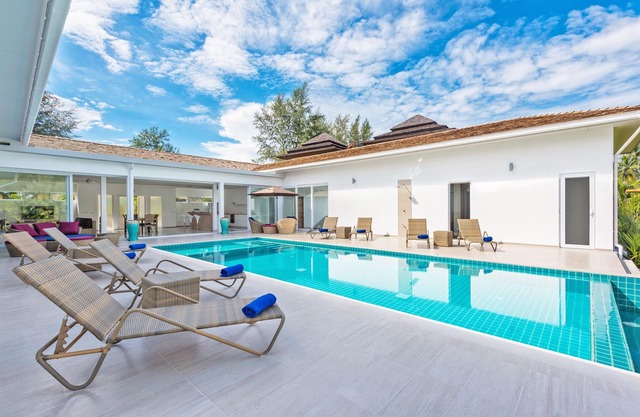Villa Gold Shore Beachfront with Private Pool, A/C, WiFi, Gym near Restaurant