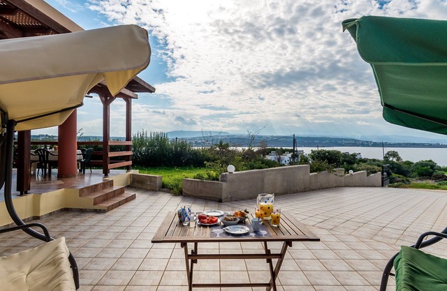 Villa Helen 200m from Tersanas Beach