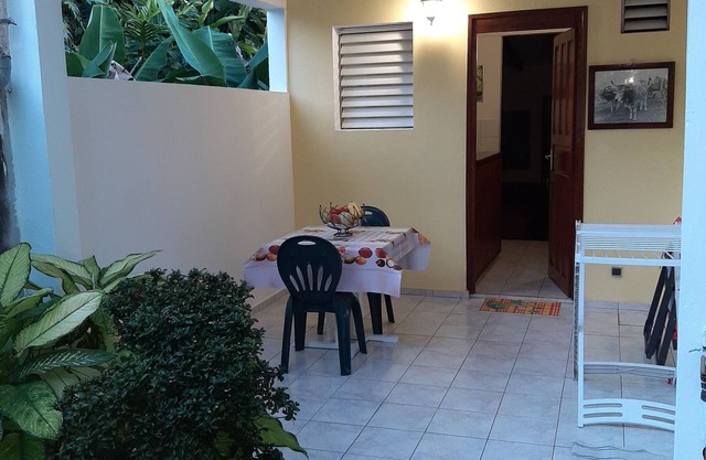 Villa Héliconia on garden level, between sea and mountains, close to shops.