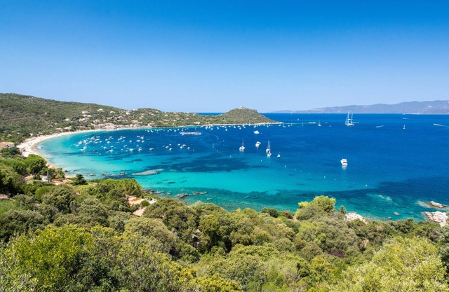 Villa ideally located in a peaceful setting between sea and mountains