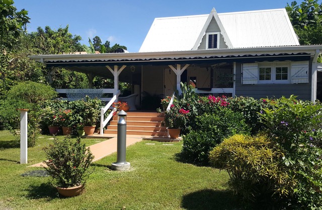 VILLA IN A GREEN GARDEN OR QUIET DOMIN E