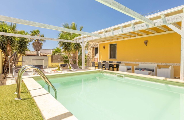 Villa in Baia Di Gallipoli with 3 bedrooms sleeps 8